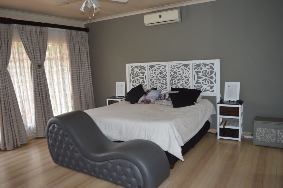 8 Bedroom Property for Sale in Flamwood North West